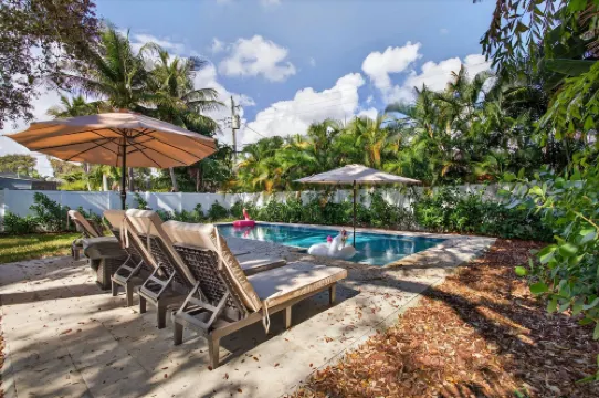 Evergreen Retreat Home for 7 Hotels in Oakland Park