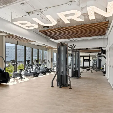 Luxe Everett 2BR–2BA w/ Pool, Gym & Parking