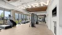 Luxe Everett 2BR–2BA w/ Pool, Gym & Parking