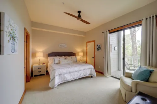 Hike & Ski: Mtn-View Gem w/ Balcony in Burnsville! - 駐車場