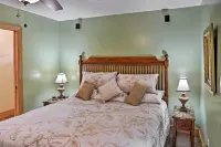 Cozy East Bernstadt Cabin w/ Porch + Fishing Lake! - 3-Star