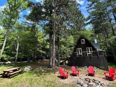 Adirondack Cozy Chalet Private & 3 Minutes to Whiteface Mountain. Pet Friendly.
