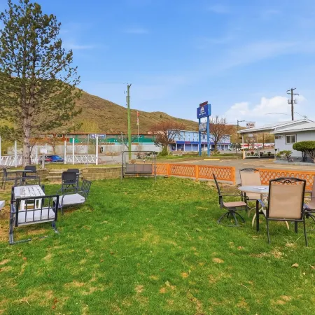 Canadas Best Value Desert Inn & Suites