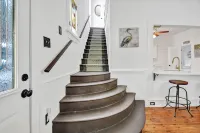 Walk to Downtown Near Beaches Cozy Historic Retreat