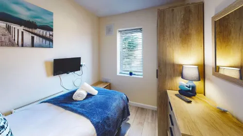 Perfect for Business Large Groups Sleeps 8