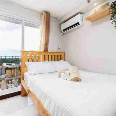 Cozy Wood-Cabin Studio with Balcony & Warm Lighting Rooms