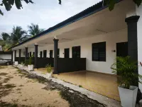 OYO 91244 Aufa Chalet - Parking