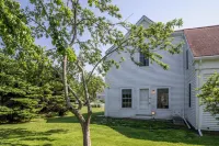 Dew Drop 2 Village Cottage, Steps to Harbor, Lawn & Boathouse