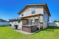 Crescent City Home w/ Hot Tub: Half-Block to Beach - parkir