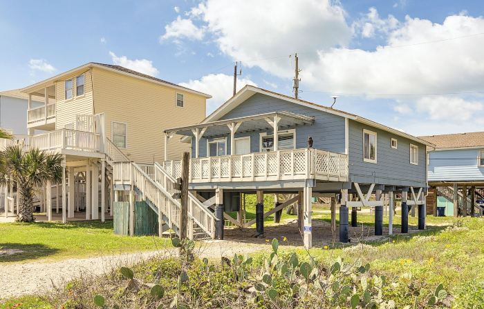 Walk to Gulf: Surfside Beach Home w/ Deck