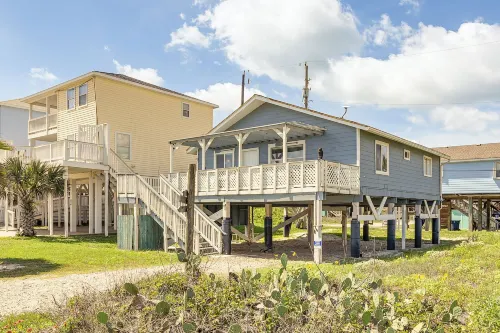 Walk to Gulf: Surfside Beach Home w/ Deck - Wifi