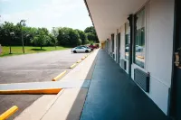 Rodeway Inn - parking