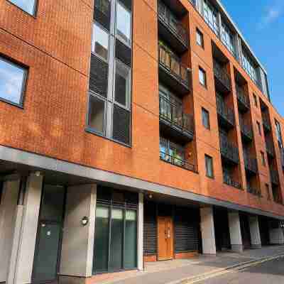 Sidemersey Livings - Relaxing Central Tailored Apartment with Free Parking, French Balcony Hotel Exterior