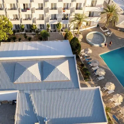 Pefkos Breeze Family Resort & Spa Hoteles cerca de Playa de Agios Pavlos