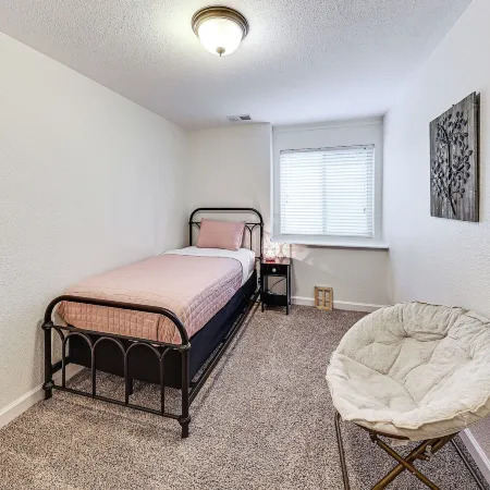 4 Mi to K-state! Modern Garden-level Apt