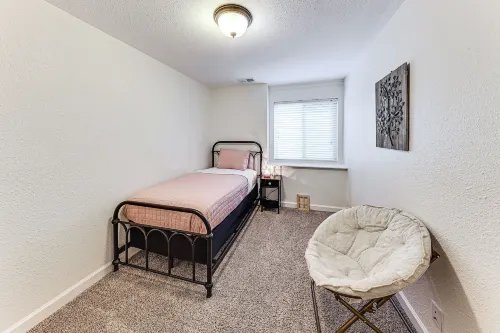 4 Mi to K-state! Modern Garden-level Apt - Homestays