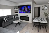 White Bungalow with 75" Tv, Air Con, Contractors - Homestays