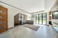 Aylesbury - Sleeps 6 - Parking - Central Location - 2-Star