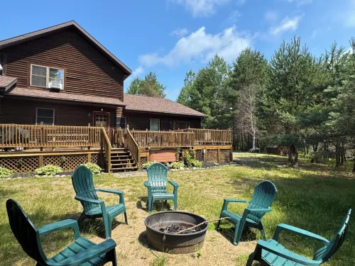 Pet Friendly! Private Lot, Only 1 Mile to Main St. Hot Tub, Pingpong, Fire Pit - 4-Star
