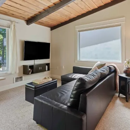 Cozy Up at a Nature Inspired Boutique Studio in the Trees - River Nearby