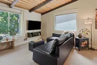 Cozy Up at a Nature Inspired Boutique Studio in the Trees - River Nearby - balcony