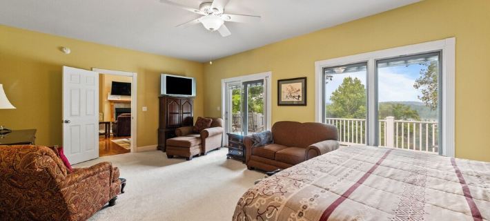 5 Br 4.5 BA with a Stunning Lake View and Boat Slip Hotels in Campbell County