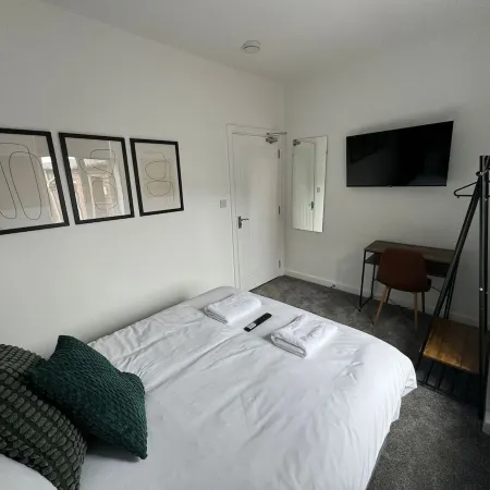 6 Bed Contractor Acom in Hartlepool