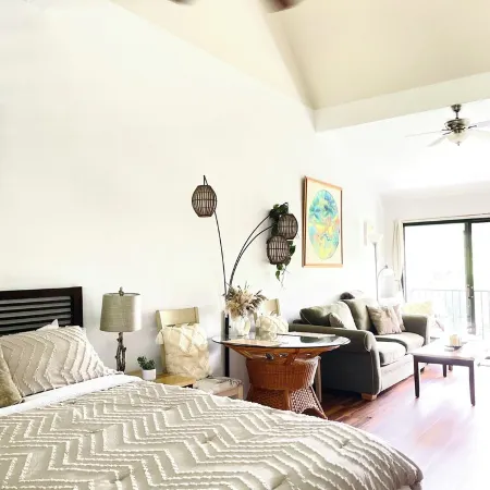Tropical, Bright Studio: Steps to Golf Course, Beaches, & Amazing Views