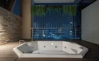 Giant Hotel - Hot Tub