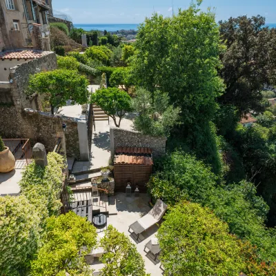 Chateau le Cagnard Hotels near Californie