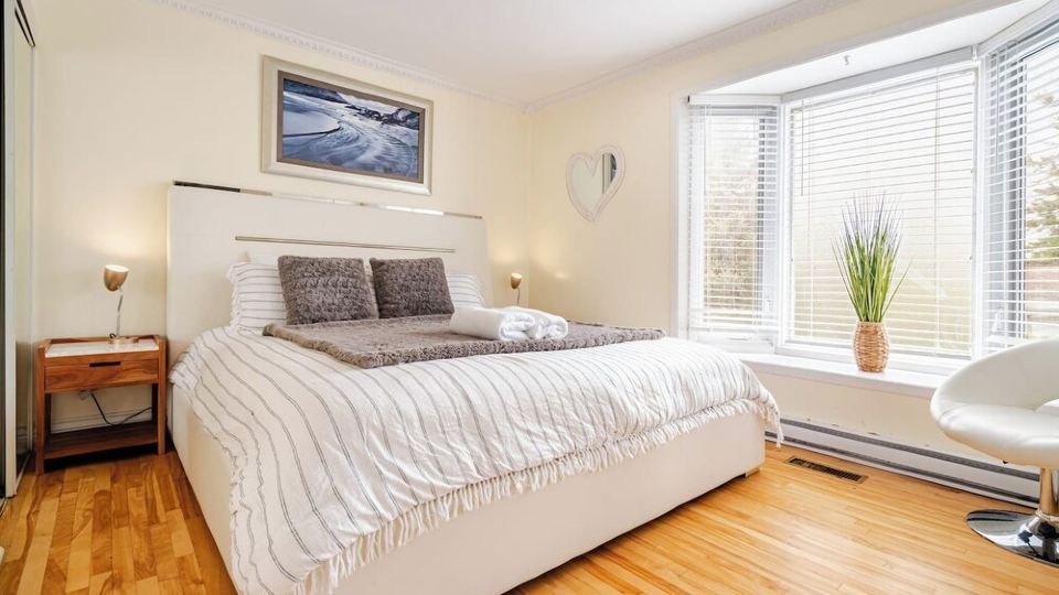 Laval: Private Heated Pool • 3 Bedrooms • Piano