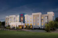 Hampton Inn & Suites Palestine - Parkplatz