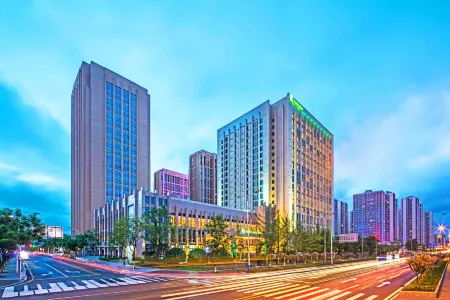 Holiday Inn Chongqing University Town Отели рядом с достопримечательностью «Chongqing Vocational College of Electronic Engineering University City Campus - Mechanical and Electrical Engineering Center»