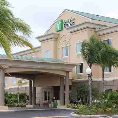 Holiday Inn Express & Suites Cocoa Hotel Exterior