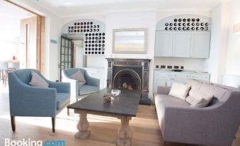 Holm House - Coastal Suites with Self-Check-IN