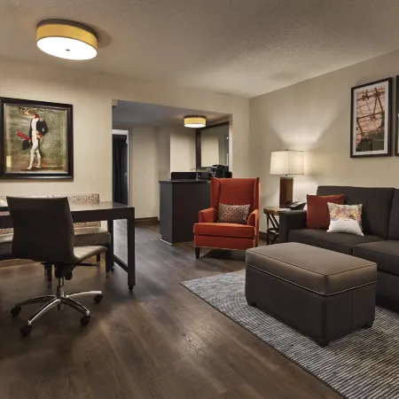 Embassy Suites by Hilton Washington DC Chevy Chase Pavilion Отели рядом с достопримечательностью «Станция метро Bethesda»