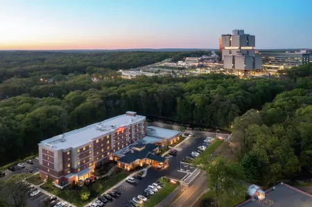Hilton Garden Inn Stony Brook Отели рядом с достопримечательностью «Поквотт Бич Фронт»