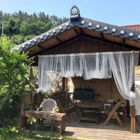 Gyeongju Happy Family Pension Отели рядом с достопримечательностью «Namsan Mountain»