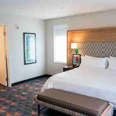 Holiday Inn & Suites Philadelphia W - Drexel Hill Rooms