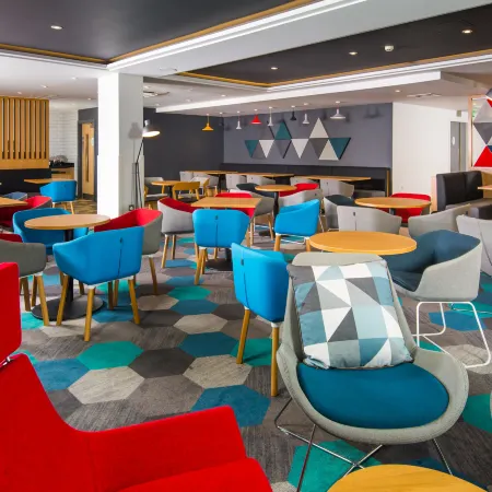 Holiday Inn Express LONDON - HAMMERSMITH by IHG Отели рядом с достопримечательностью «Станция метро Hammersmith»