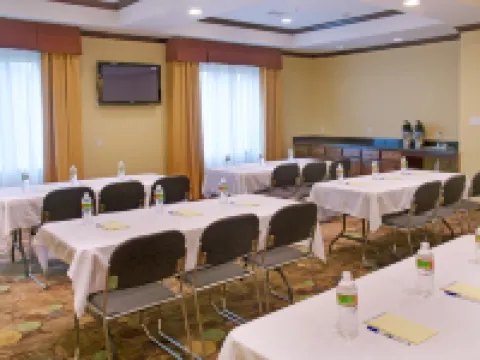 Holiday Inn Express & Suites WINNIE by IHG Hoteles en Winnie