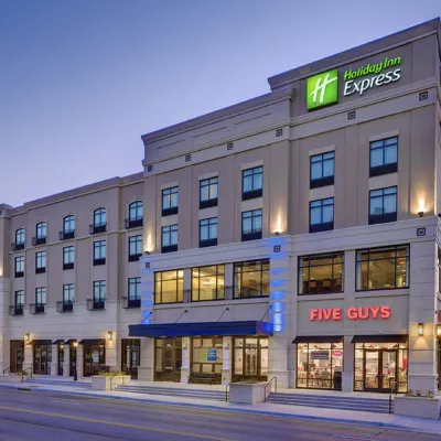 Holiday Inn Express & Suites KANSAS CITY KU MEDICAL CENTER by IHG Hotels near City Park