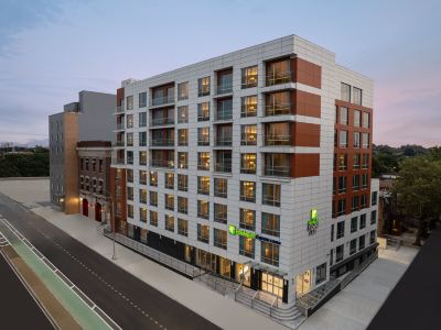 Holiday Inn Express & Suites WOODSIDE LAGUARDIA AIRPORT by IHG