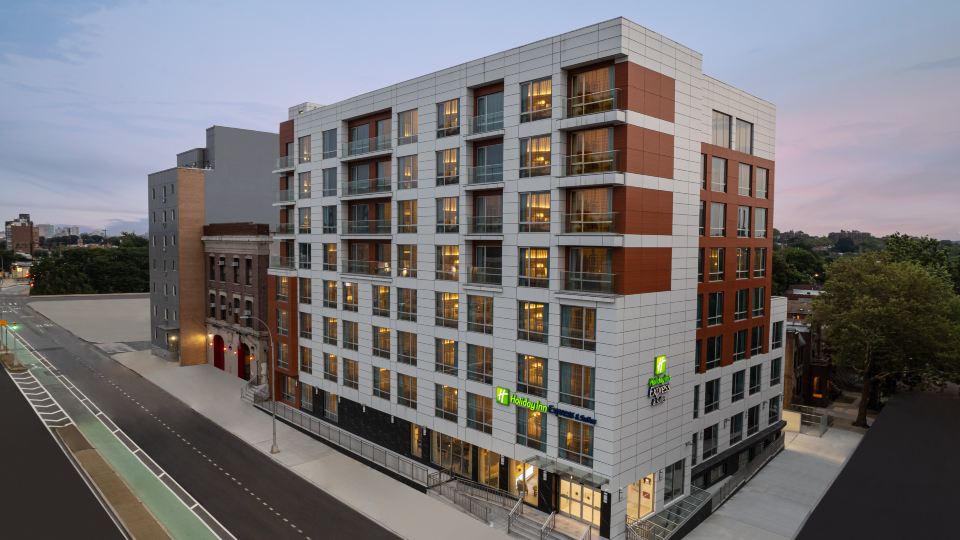 Holiday Inn Express & Suites WOODSIDE LAGUARDIA AIRPORT by IHG