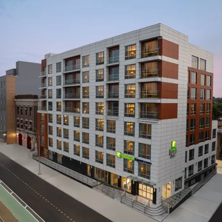 Holiday Inn Express & Suites WOODSIDE LAGUARDIA AIRPORT by IHG Отели рядом с достопримечательностью «Станция метро Queens Plaza»