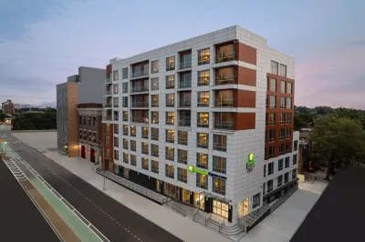 Holiday Inn Express & Suites Woodside Laguardia Airport Hotels near Trader Joe's