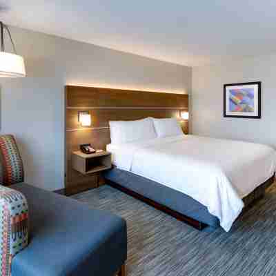 Holiday Inn Express & Suites Middletown - Goshen Rooms