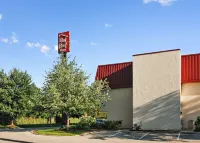 Red Roof Inn Cleveland Airport - Middleburg Heights - parking