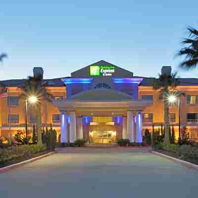 Holiday Inn Express & Suites Pearland Hotel Exterior