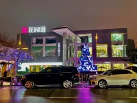 Golden Lake View Cinema Apartment Hotels in 